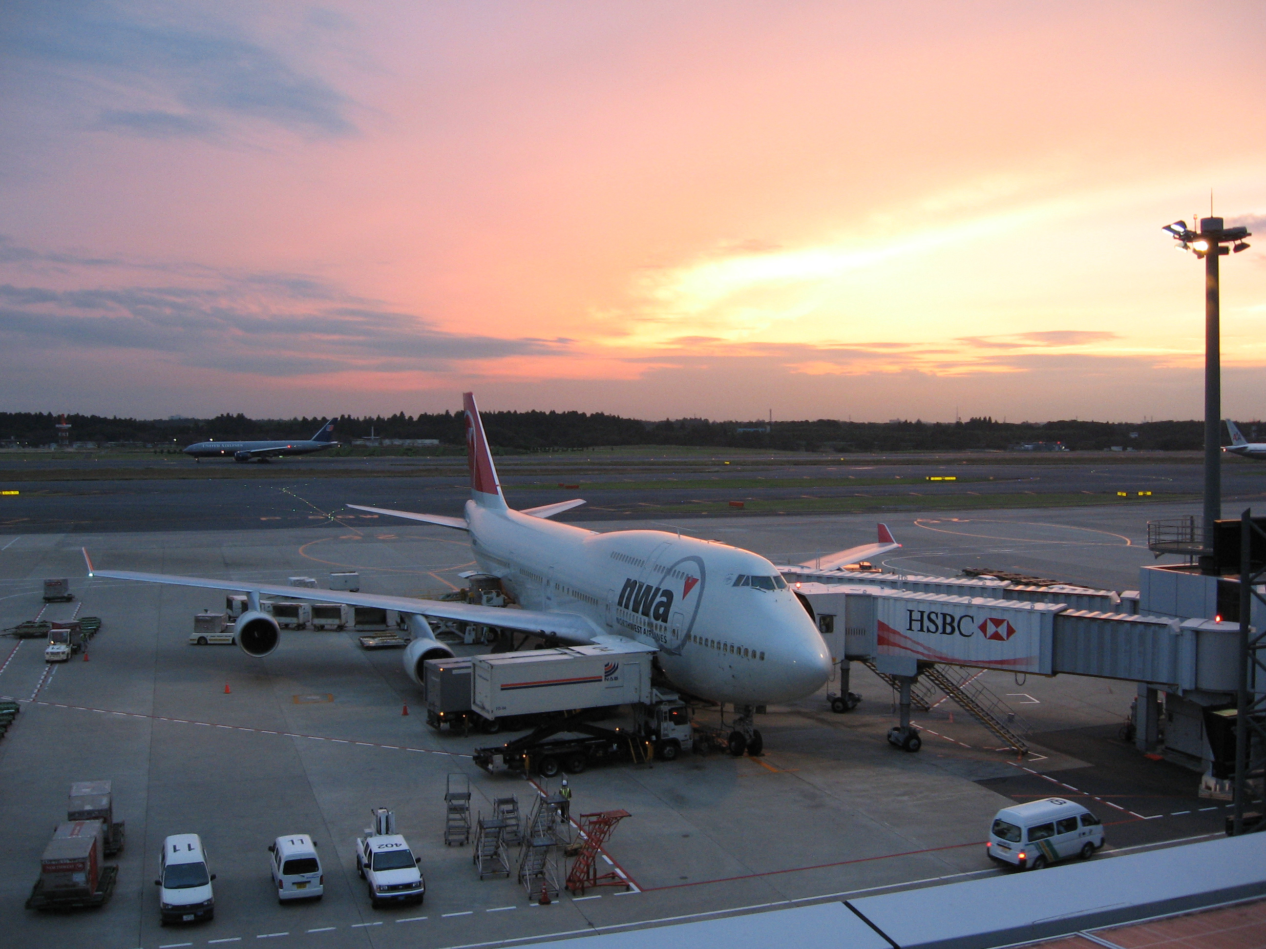 飛行機 航空機 夕焼け 滑走路 成田空港 第1ターミナル 趣味で始めた写真集 フリー素材 無料画像